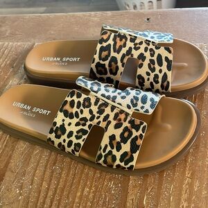 Urban Sport Women's Hanley Flat Footbed Sandal Leopard Size 10 Médium NEW